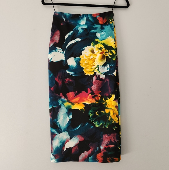 Glamorous Brand XS Pencil Skirt - Floral Pattern and Versatile Stretch - Picture 2 of 4